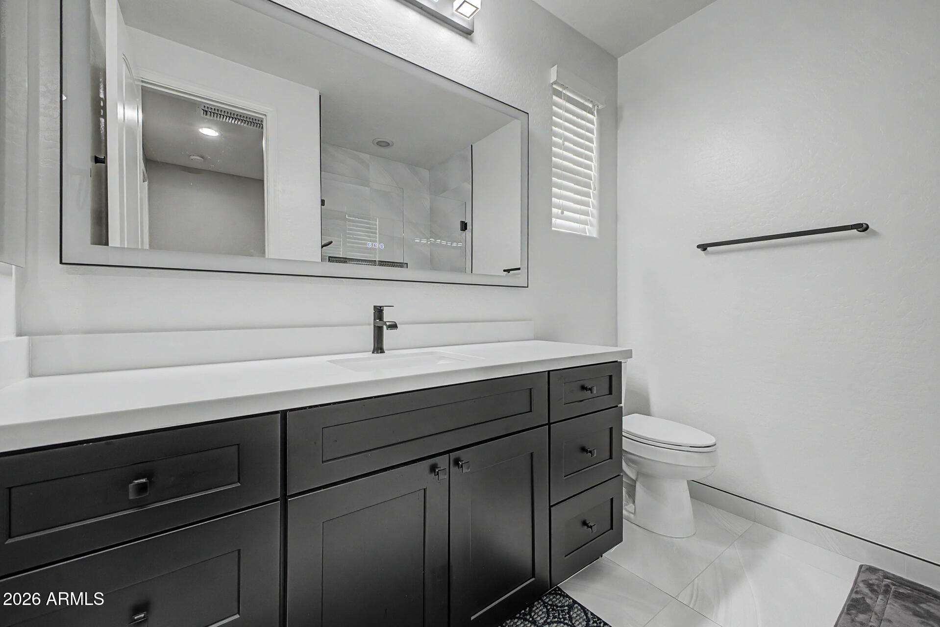 15918 South 11th Way Phoenix, AZ 85048 - Photo 18 of 32 a bathroom with a toilet sink and mirror