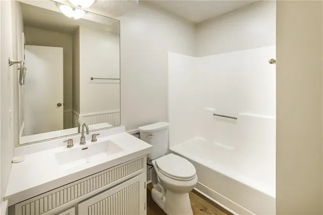 $2,460 | 320 Fawn Valley Street, Lansing, KS 66043