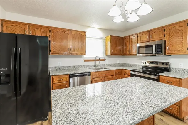 $2,460 | 320 Fawn Valley Street, Lansing, KS 66043