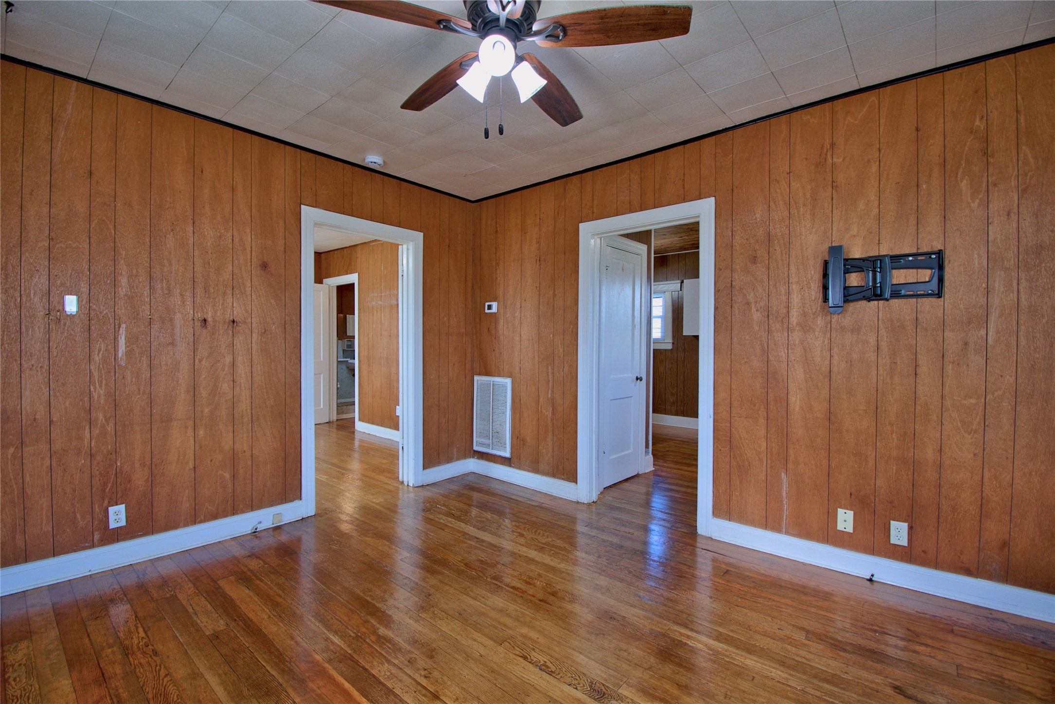 8402 Elroy Road Del Valle, TX 78617 - Photo 5 of 17 Gallery Image 5