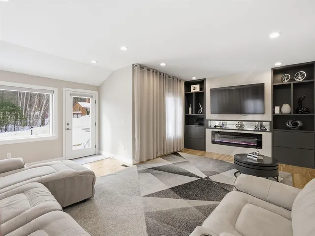 $699,900 | 4 Wilshire Lane, Pelham, NH 03076