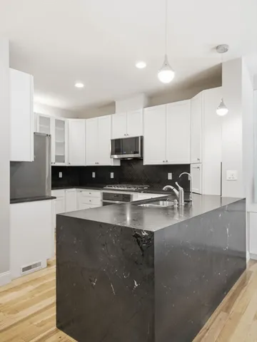 $699,900 | 4 Wilshire Lane, Pelham, NH 03076