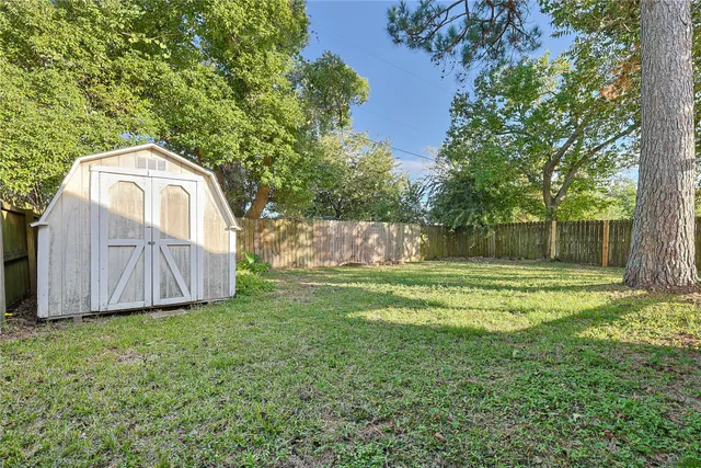 a view of a back yard