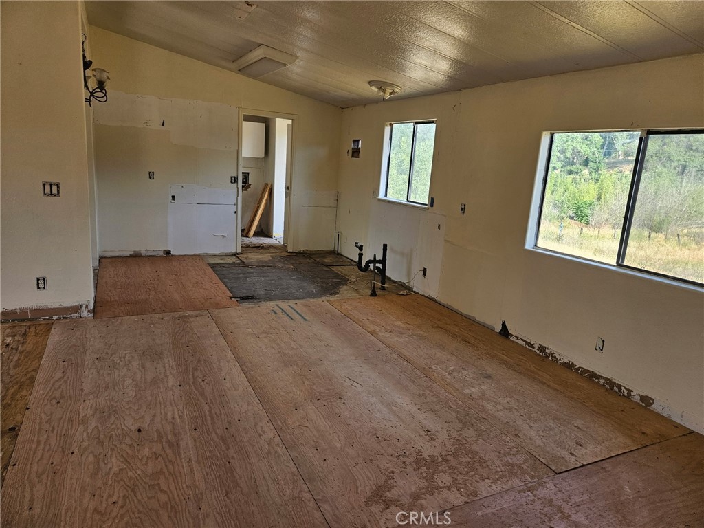 16685 Tehama Dam Road Cottonwood, CA 96022 - Photo 12 of 19 en empty room with windows and closet