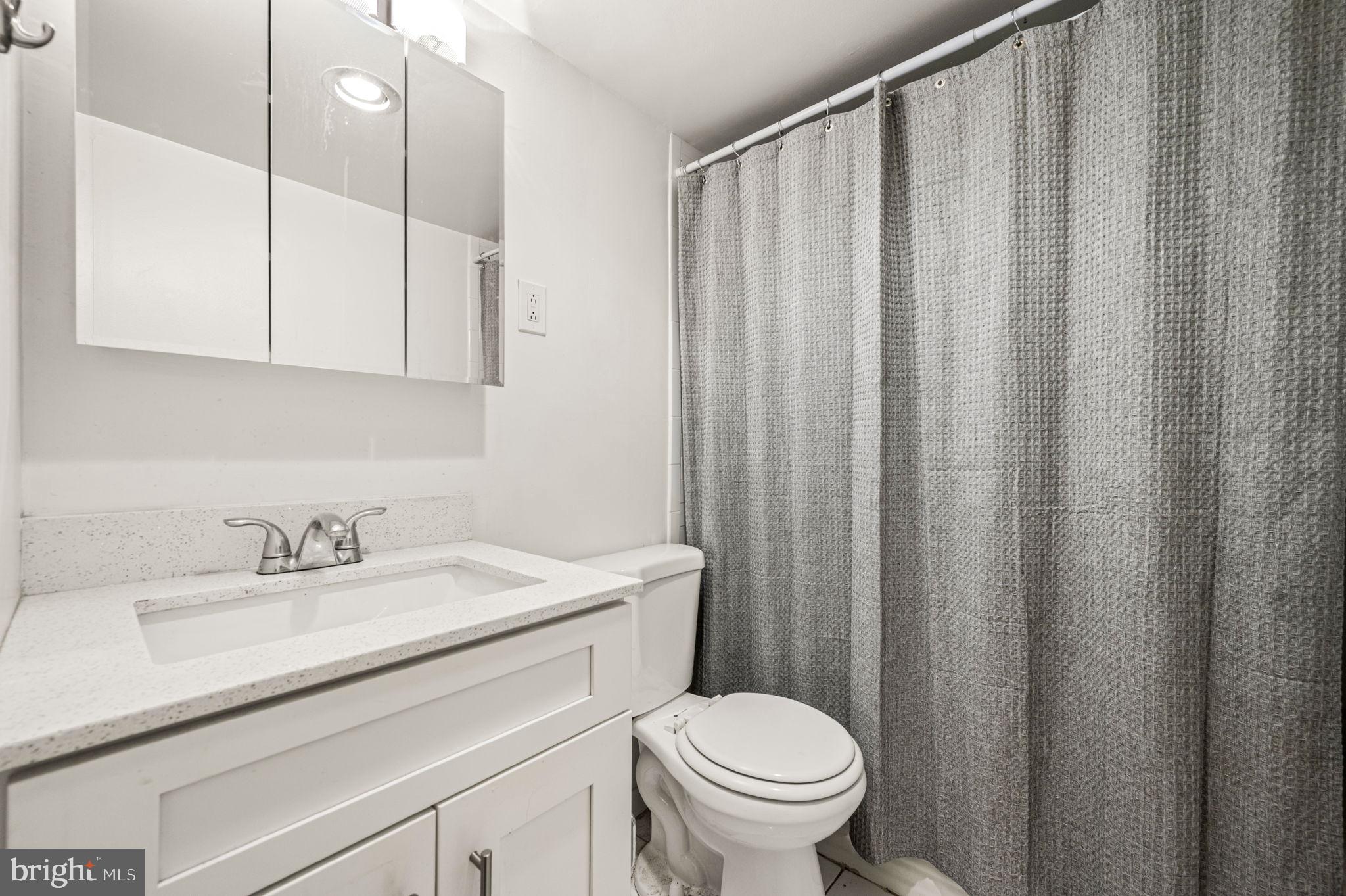 224 West Rittenhouse Square, Unit 915B Philadelphia, PA 19103 - Photo 7 of 21 Bathroom