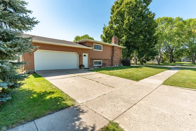 $405,000 | 2925 Edgewood Drive North, Fargo, ND 58102