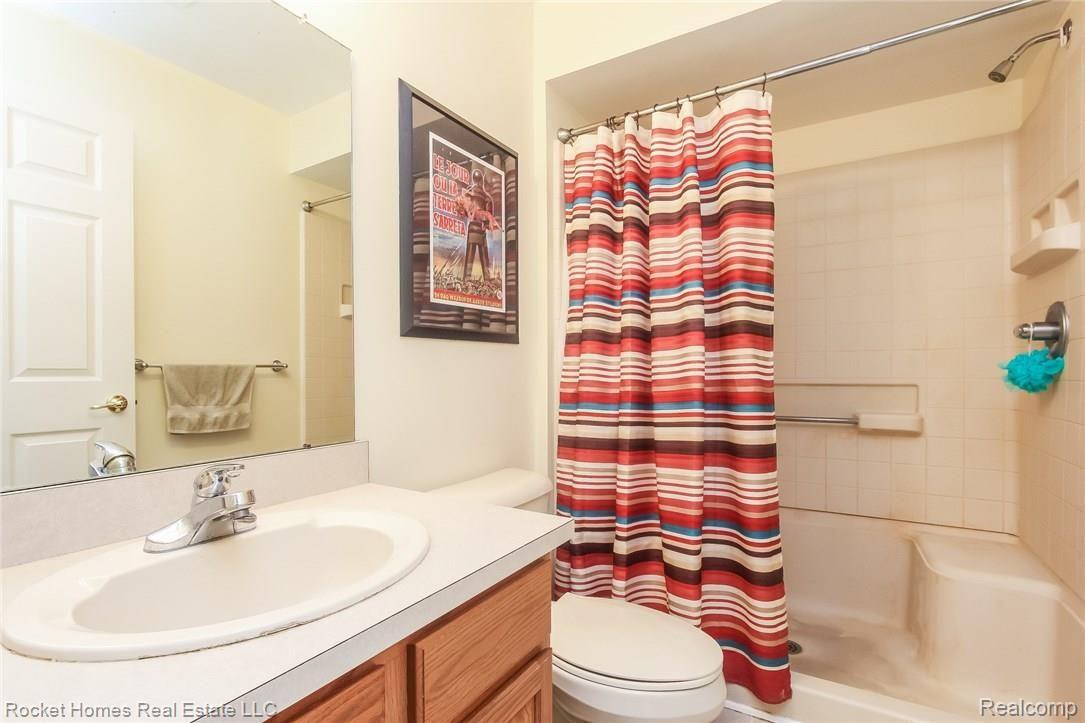 4305 Schaefer Road Dearborn, MI 48126 - Photo 17 of 27 017-Bathroom-5647402-medium.jpg