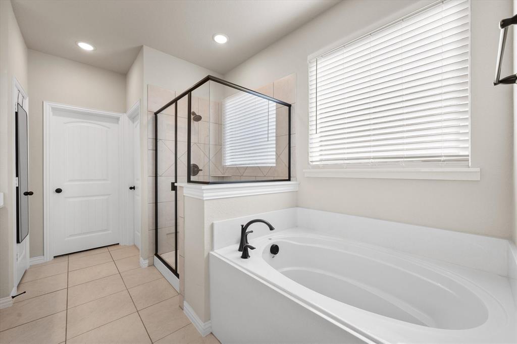 1732 Rio Secco Drive Fort Worth, TX 76131 - Photo 24 of 40 Primary bathroom