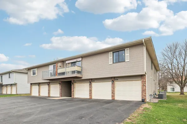 $179,900 | 3276 Greenbrier Street, Vadnais Heights, MN 55127