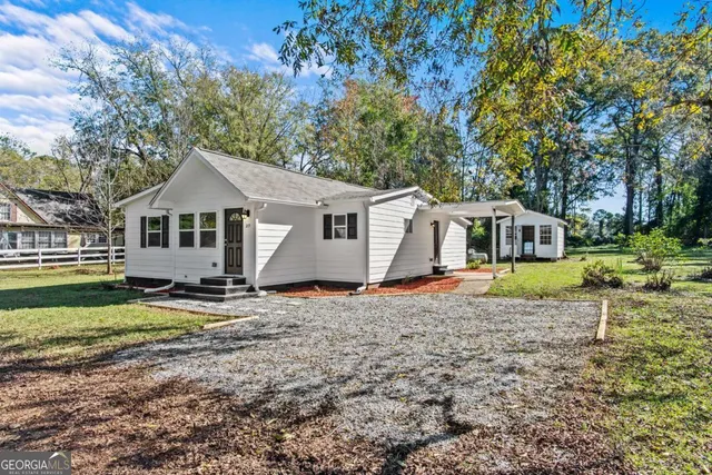 a view of a house with a yard