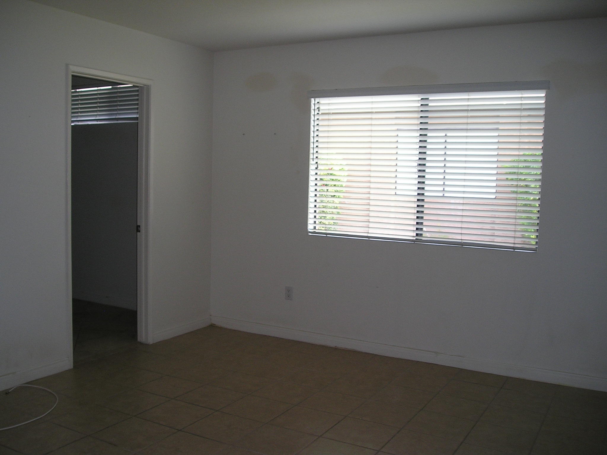 38 Malaga Drive Rancho Mirage, CA 92270 - Photo 24 of 37 an empty room with a window