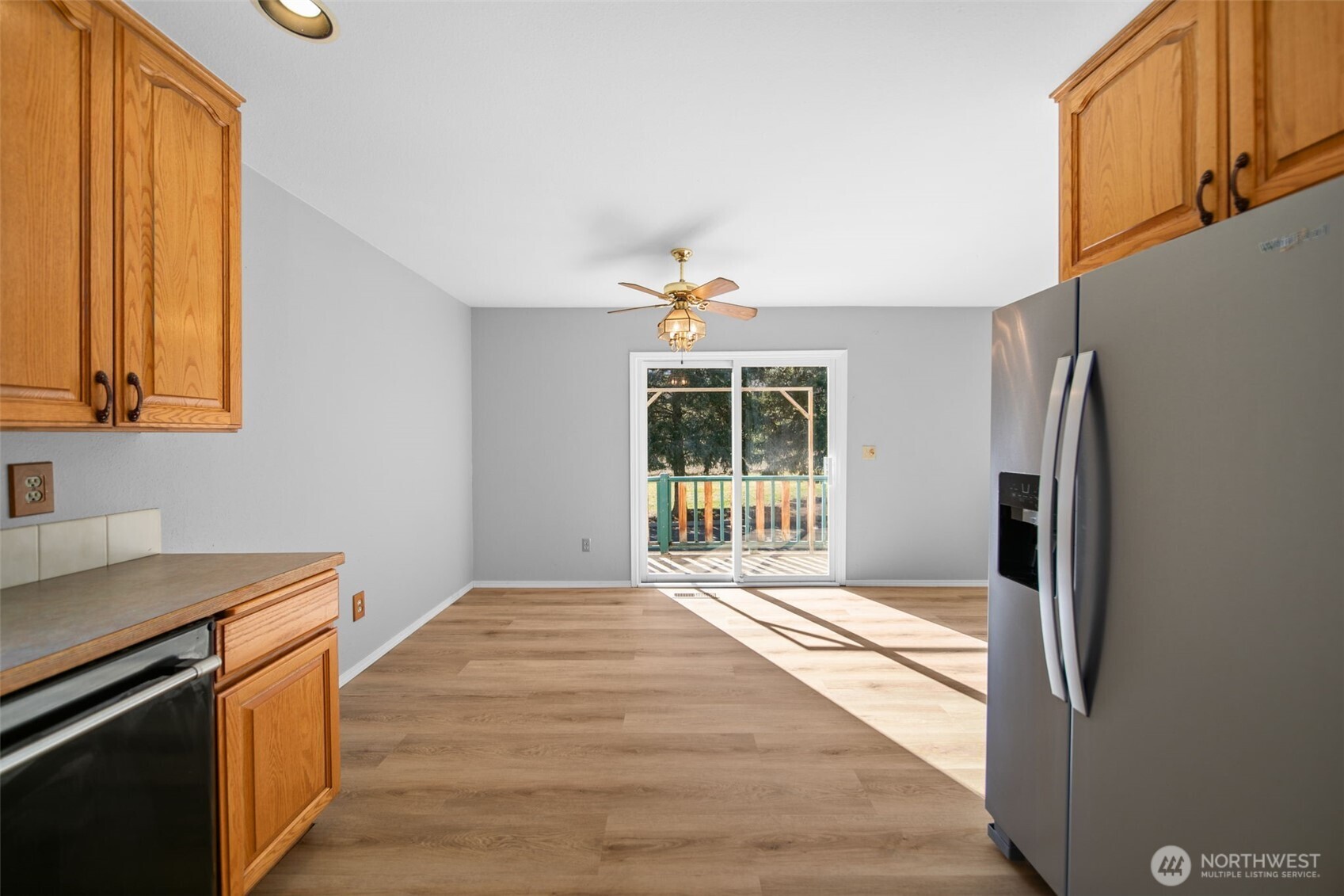4195 Squilchuck Road Wenatchee, WA 98801 - Photo 10 of 39 a bedroom with a bed and a window