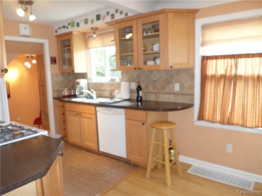 1383 Harvard Road Berkley, MI 48072 - Photo 5 of 34