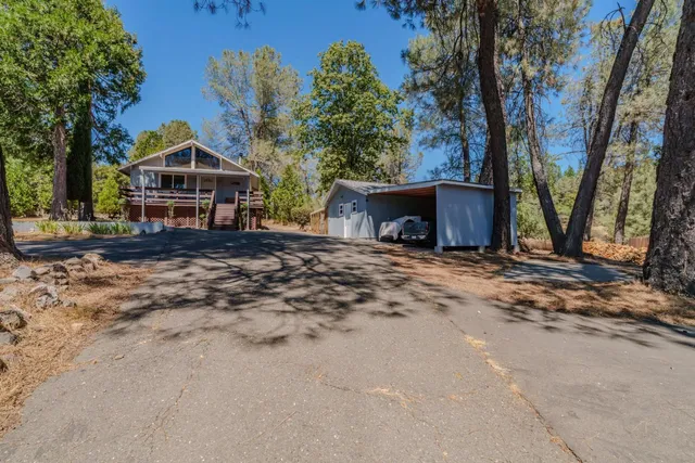 a view of a house with a backyard