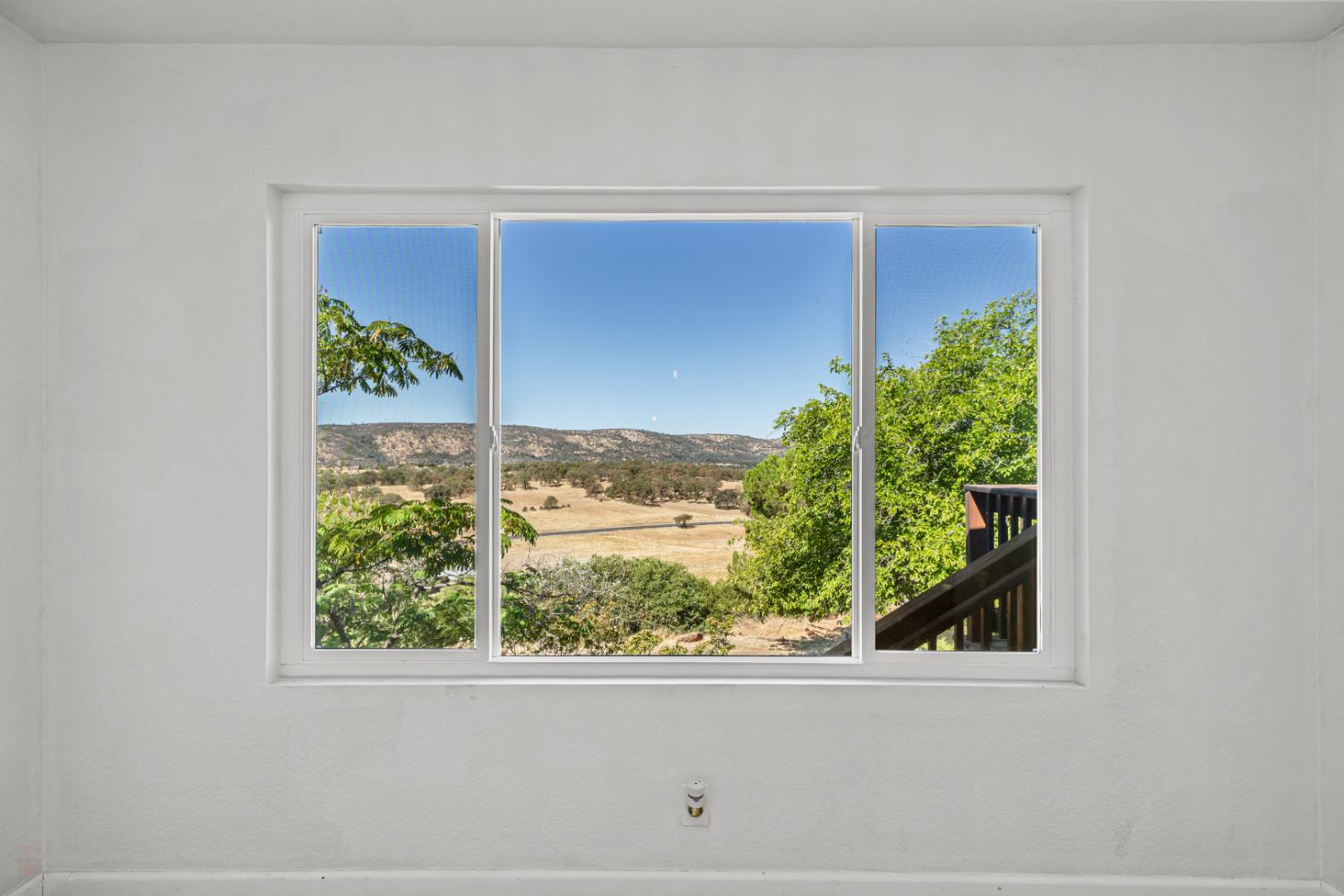 2512 Quail Hill Road Copperopolis, CA 95228 - Photo 20 of 70 a view of a window in a room