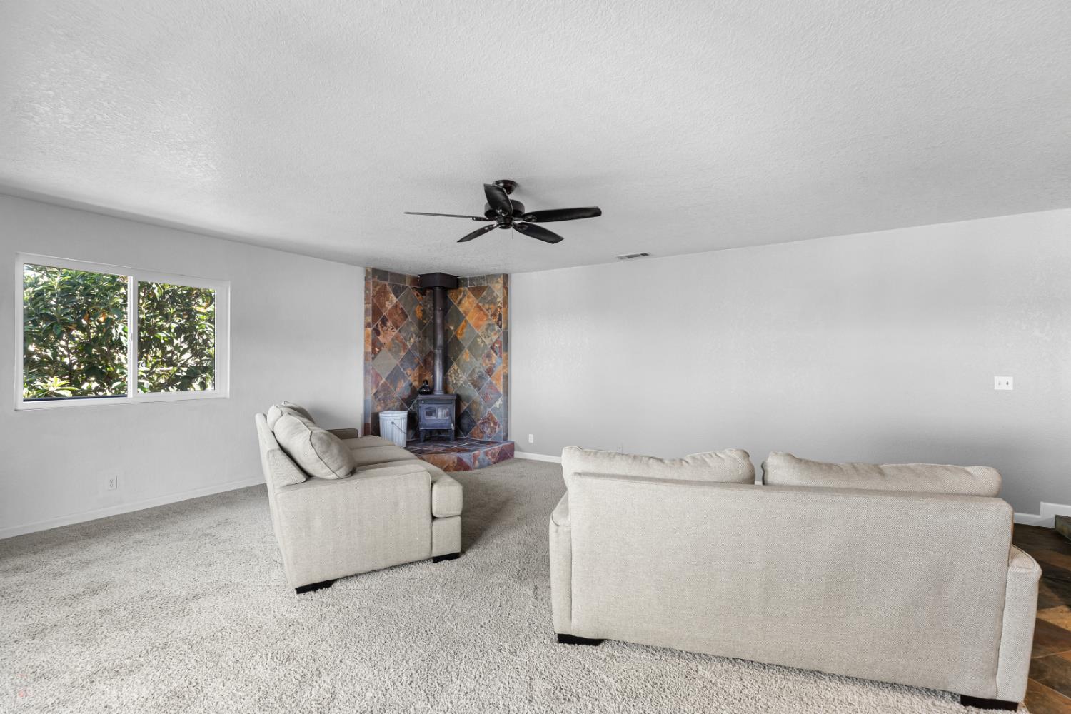 2512 Quail Hill Road Copperopolis, CA 95228 - Photo 33 of 70 a living room with furniture and a window
