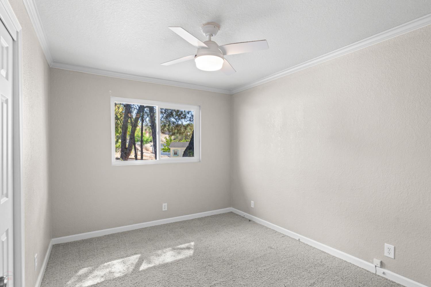 2512 Quail Hill Road Copperopolis, CA 95228 - Photo 40 of 70 an empty room with window and ceiling fan