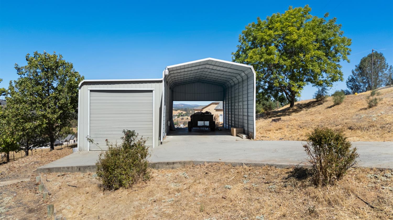 2512 Quail Hill Road Copperopolis, CA 95228 - Photo 51 of 70 a front view of a house with a yard