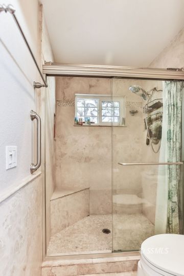 1220 Jennifer Court Ridgecrest, CA 93555 - Photo 25 of 34 a bathroom with a shower and toilet