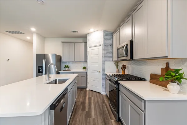 $2,300 | 613 Wild Spur Lane, Liberty Hill, TX 78642