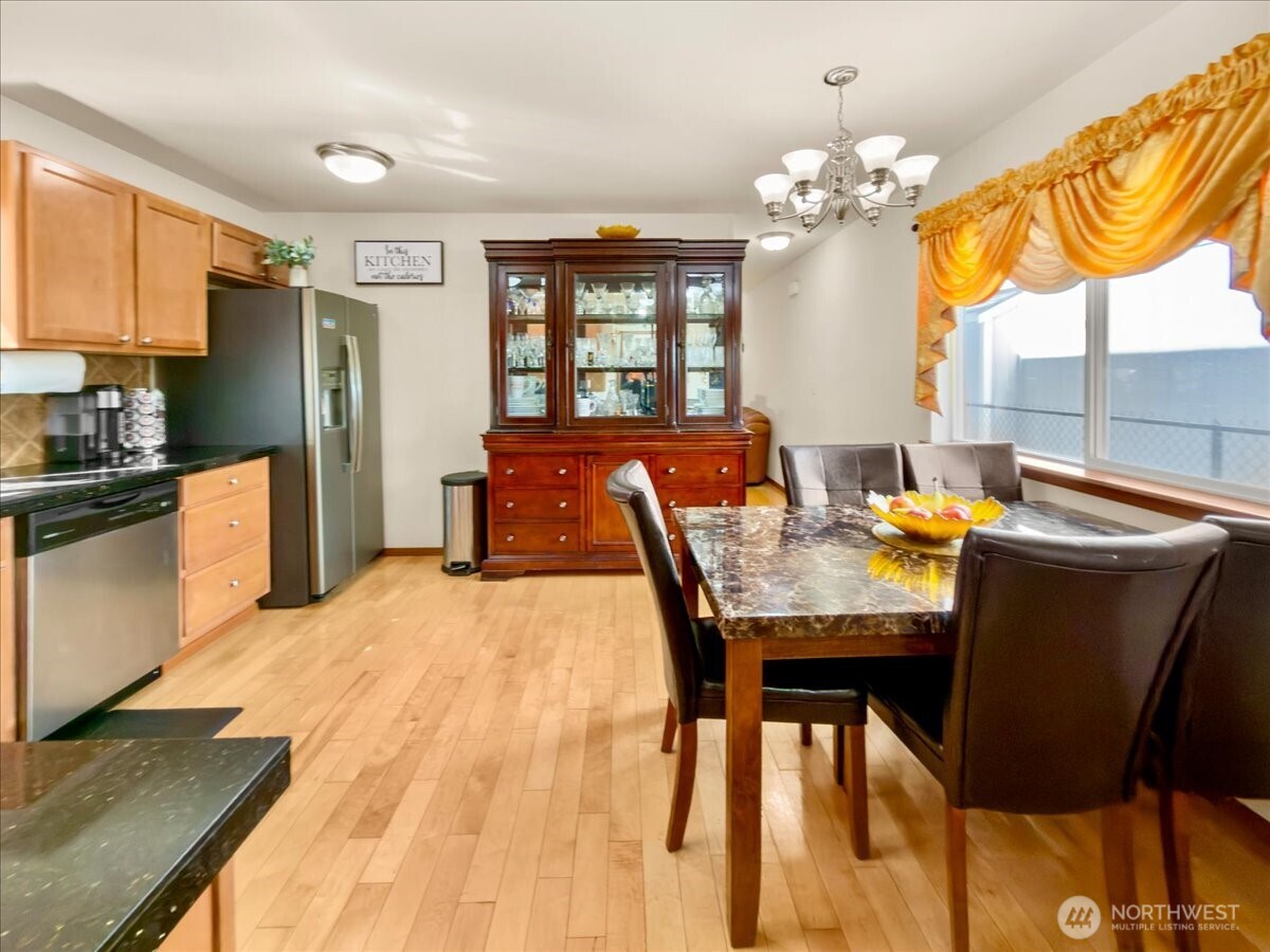 10050 19th Avenue Southwest Seattle, WA 98146 - Photo 13 of 26