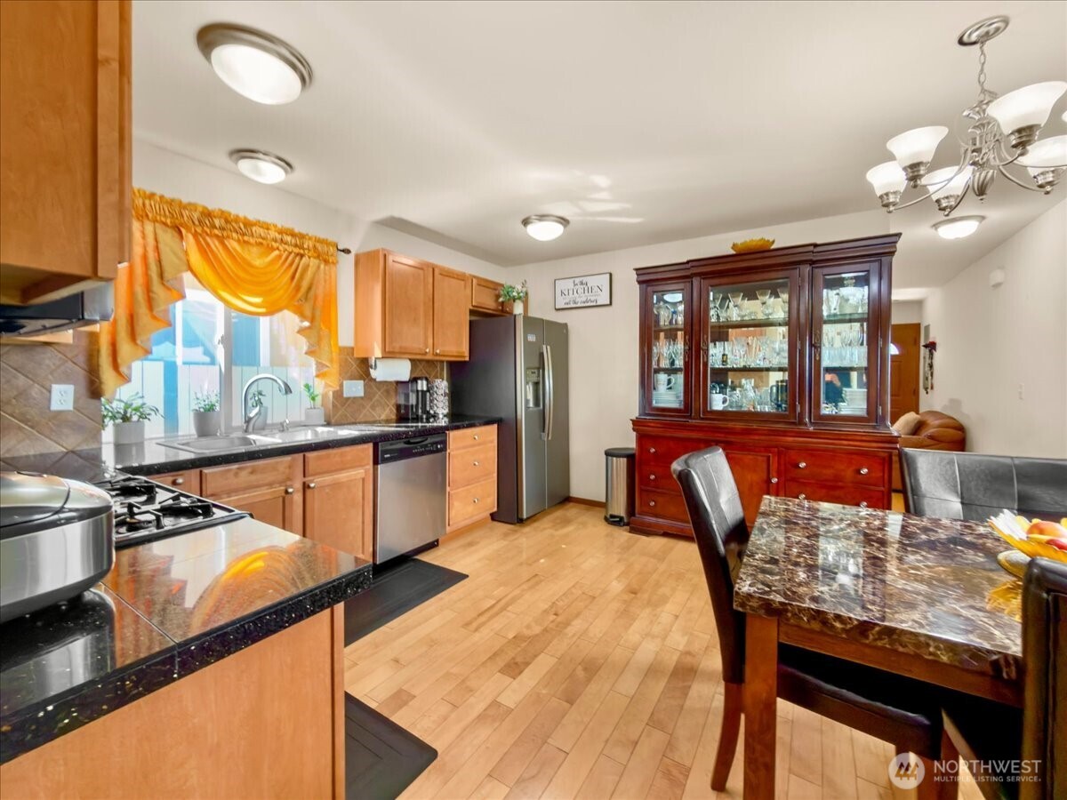 10050 19th Avenue Southwest Seattle, WA 98146 - Photo 14 of 26