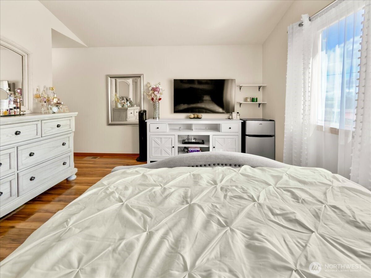 10050 19th Avenue Southwest Seattle, WA 98146 - Photo 15 of 26
