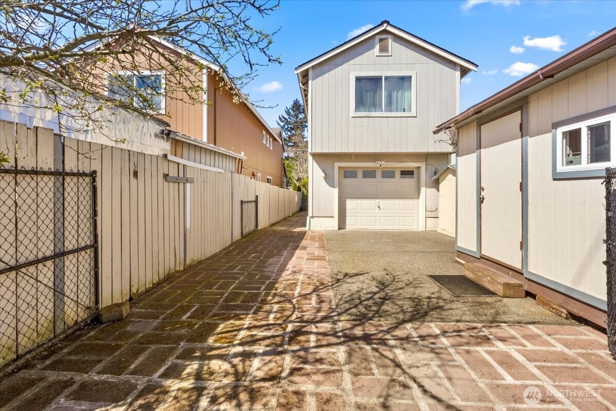 10050 19th Avenue Southwest Seattle, WA 98146 - Photo 6 of 26