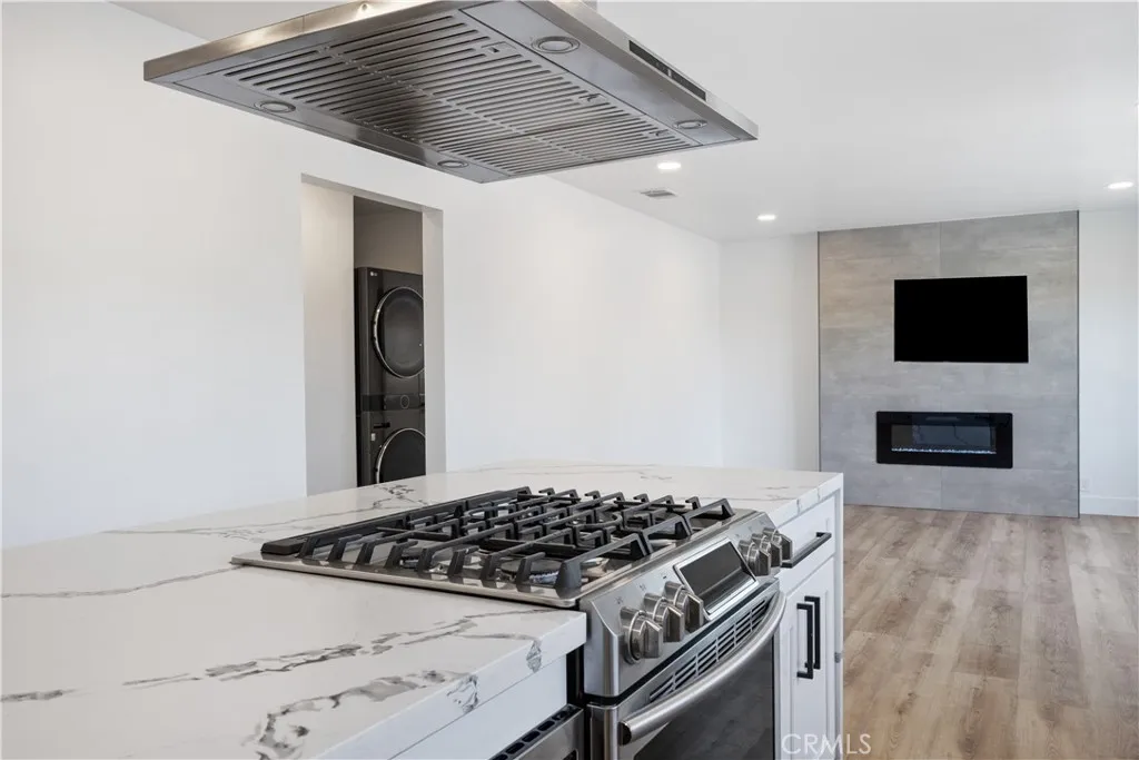 632 Truly Vista, Unit 634 Vista, CA 92084 - Photo 43 of 73 a kitchen with a stove and a microwave