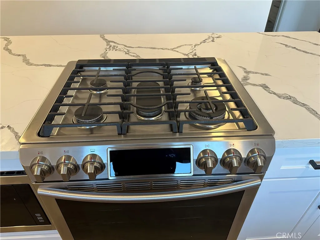 632 Truly Vista, Unit 634 Vista, CA 92084 - Photo 54 of 73 a close view of stove