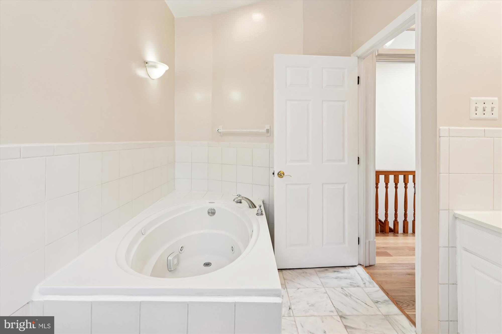 14 Seaton Place Northwest Washington, DC 20001 - Photo 18 of 46 a bathroom with a bathtub