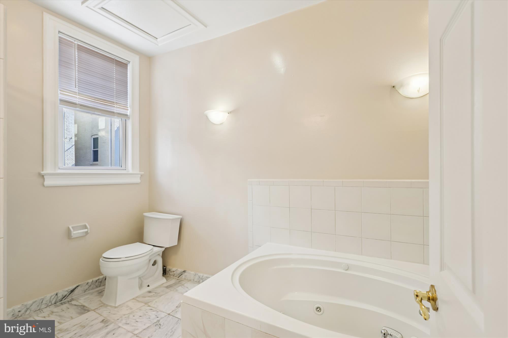 14 Seaton Place Northwest Washington, DC 20001 - Photo 19 of 46 a bathroom with a toilet and a bathtub