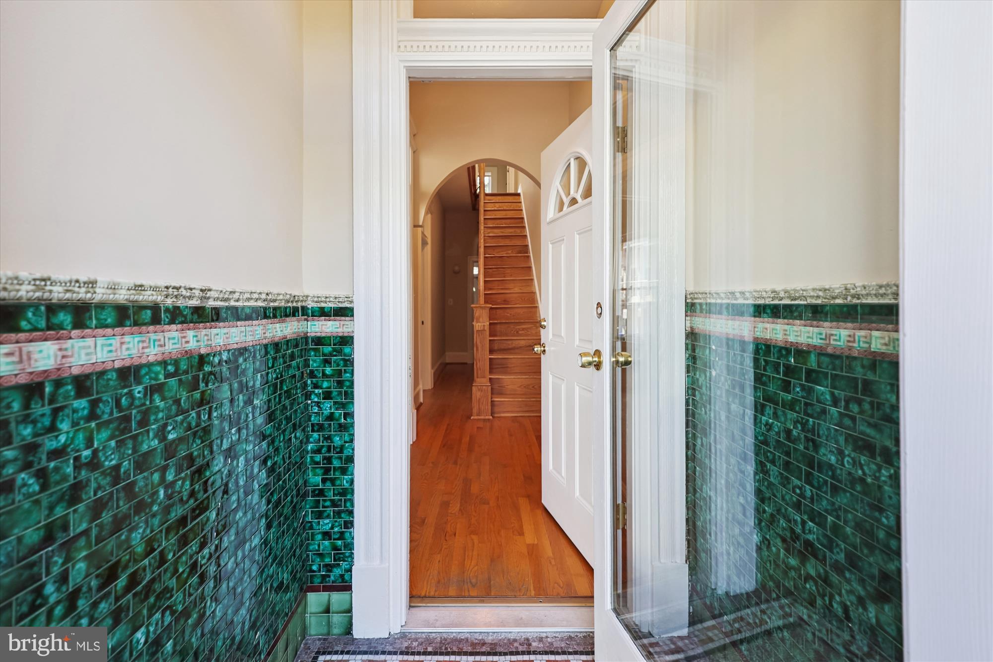 14 Seaton Place Northwest Washington, DC 20001 - Photo 2 of 46 a view of a city from a corridor