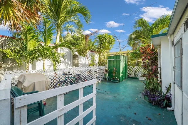 a view of yard with green space