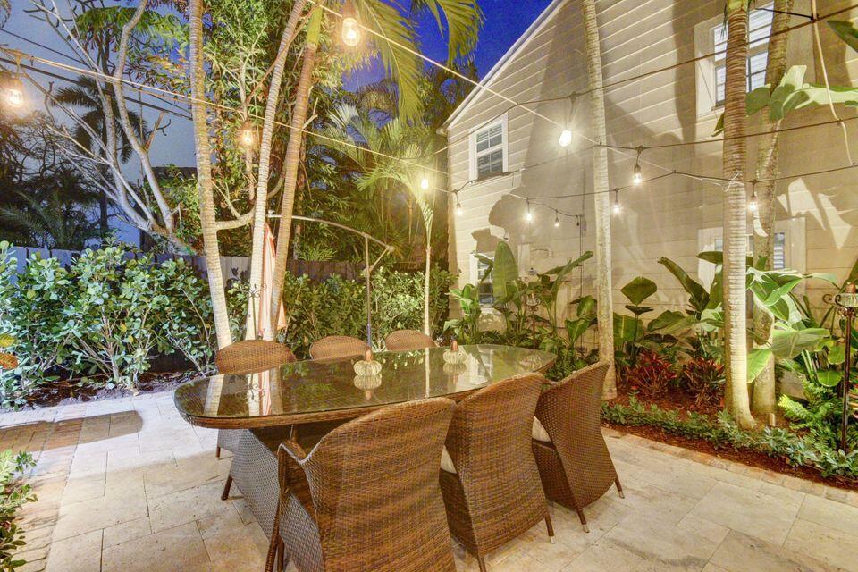 235 Dyer Road, Unit B West Palm Beach, FL 33405 - Photo 18 of 19 Courtyard at Dusk