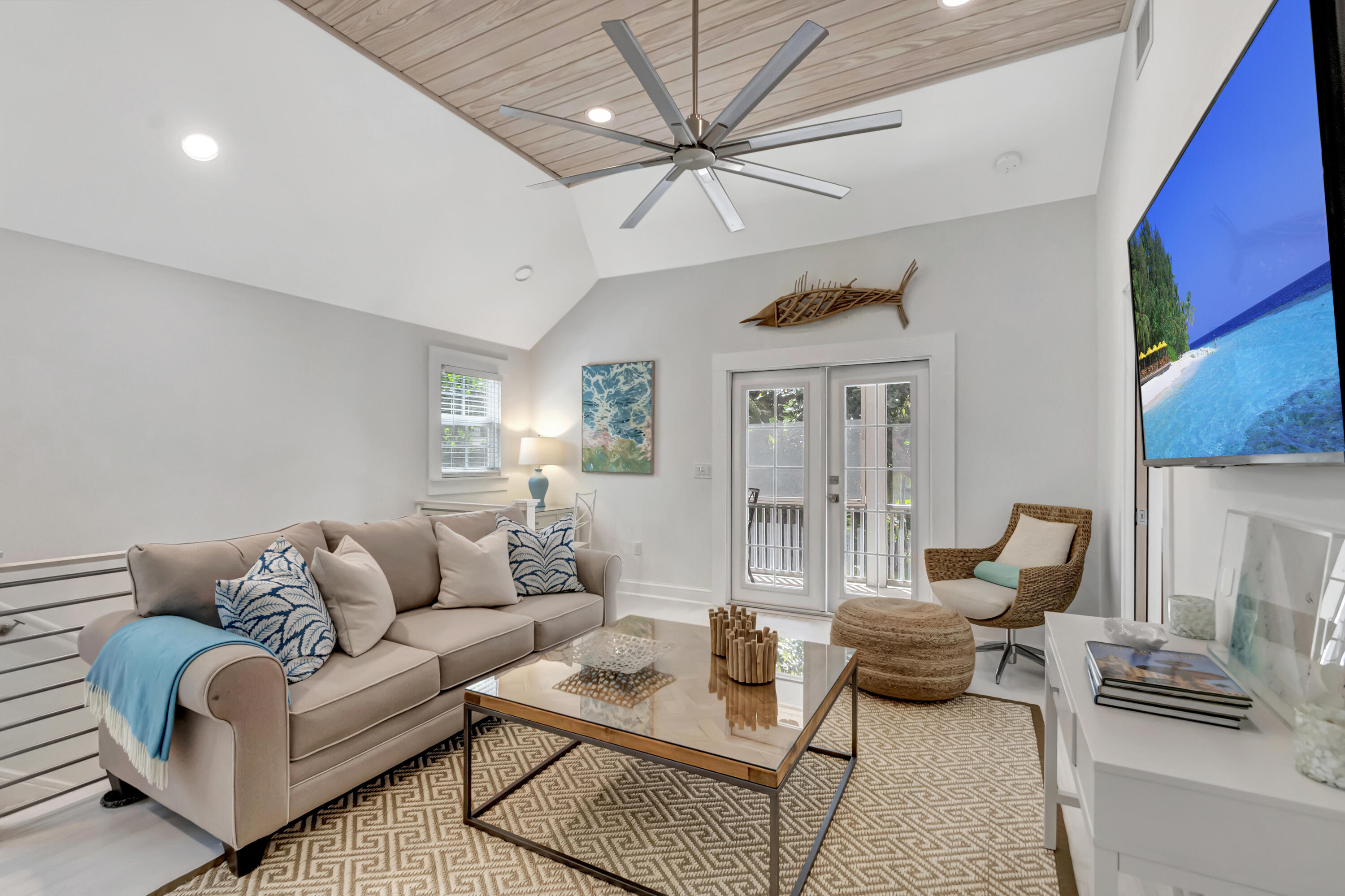 235 Dyer Road, Unit B West Palm Beach, FL 33405 - Photo 4 of 19 Treehouse Living Room