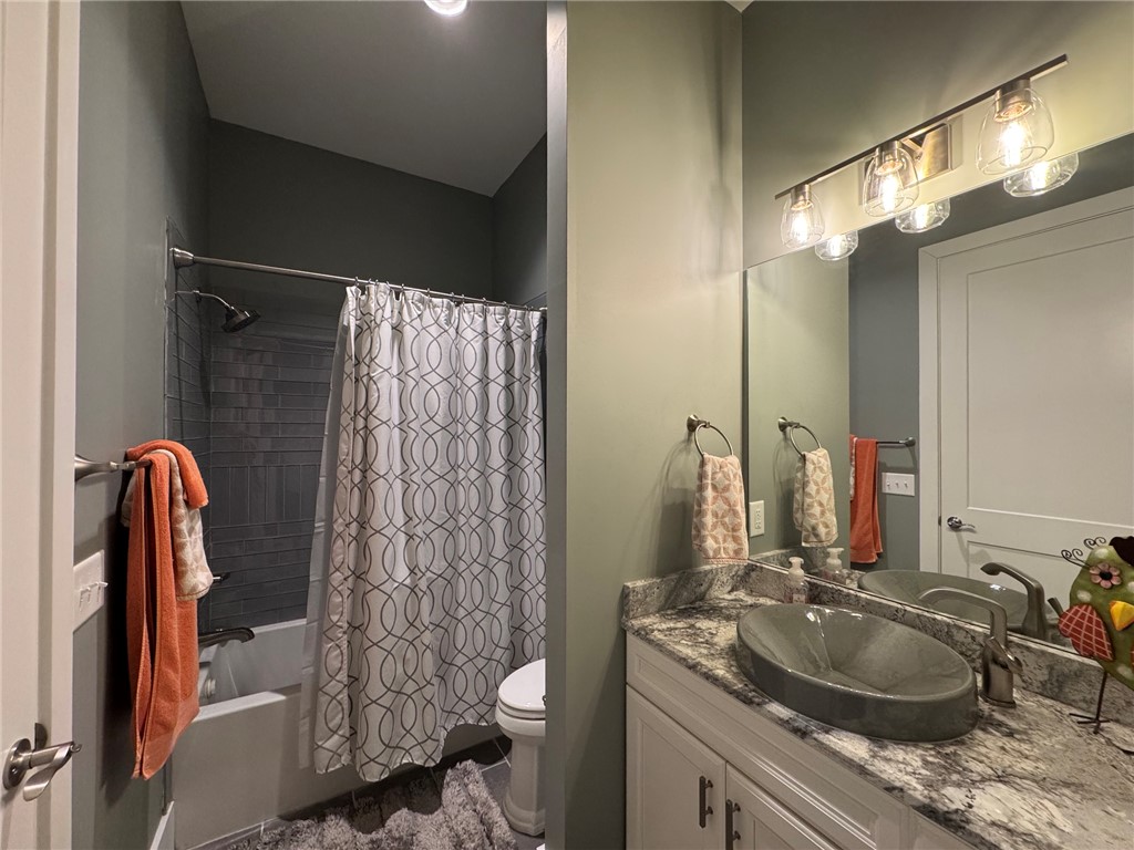 117 Shadowood Road Clemson, SC 29631 - Photo 21 of 45 Private full bath with tub/shower combo and nice sized closet