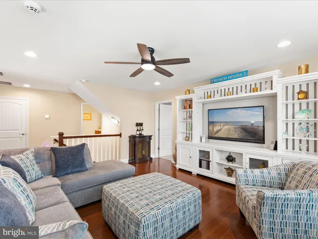 a view of entryway with a front door