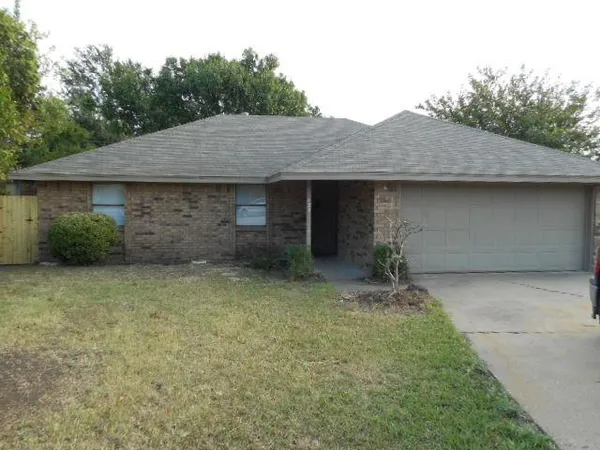 $1,895 | 521 East Jay Court, DeSoto, TX 75115