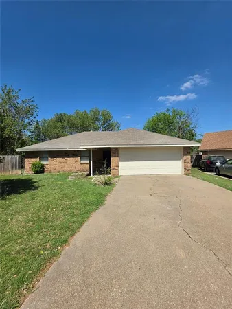 $1,895 | 521 East Jay Court, DeSoto, TX 75115