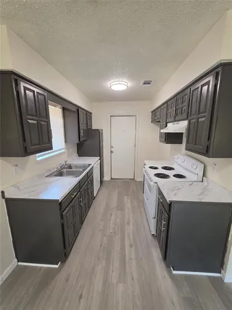 $1,895 | 521 East Jay Court, DeSoto, TX 75115