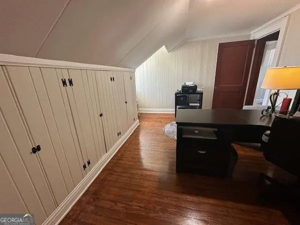 a view of livingroom with furniture and entryway