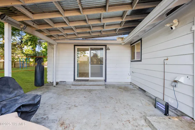 a view of a house with backyard and sitting area