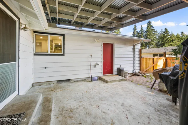 a view of a backyard with barn and a large tree