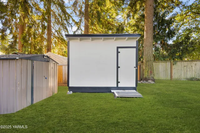 a view of back yard of the house