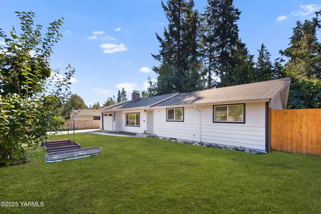 a view of a house with a backyard