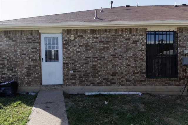 $159,999 | 2910 Tanglewood Drive, Lancaster, TX 75134