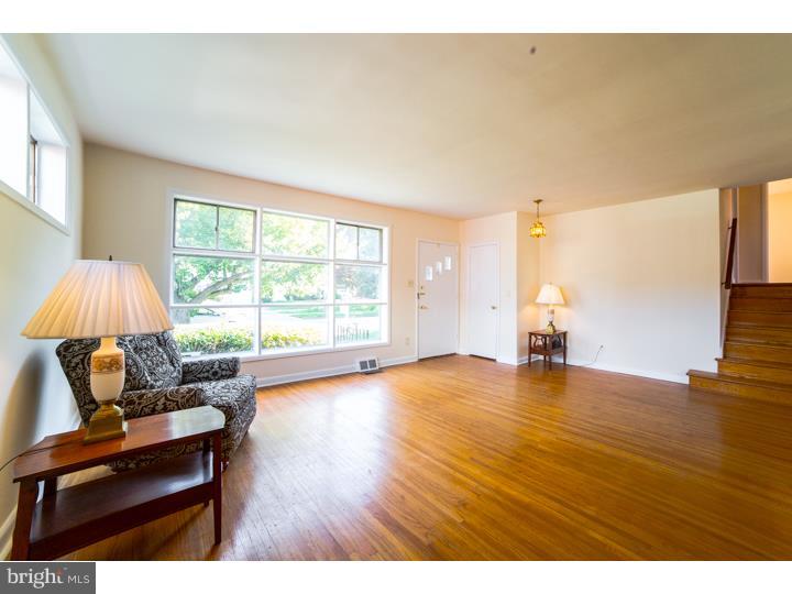 332 Rittenhouse Circle Havertown, PA 19083 - Photo 2 of 12 Living Room