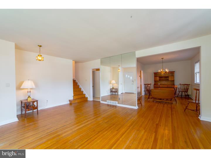 332 Rittenhouse Circle Havertown, PA 19083 - Photo 3 of 12 Living Room