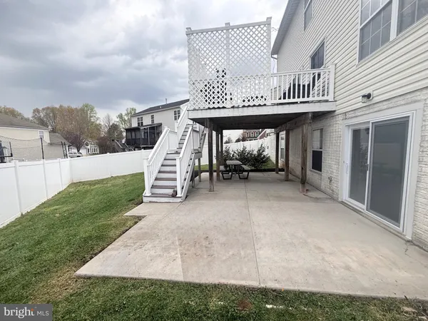 a view of a house with backyard